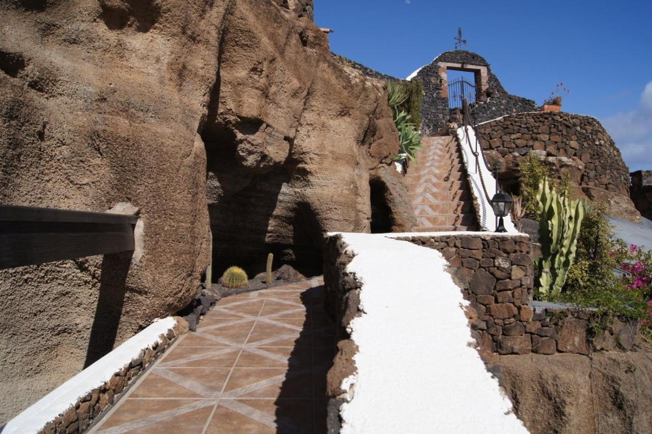 Castillo Lanzarote Villa Sophie - Luxury Villa -Sleep In A Volcanic Cave With Heated Pool Тіас Екстер'єр фото