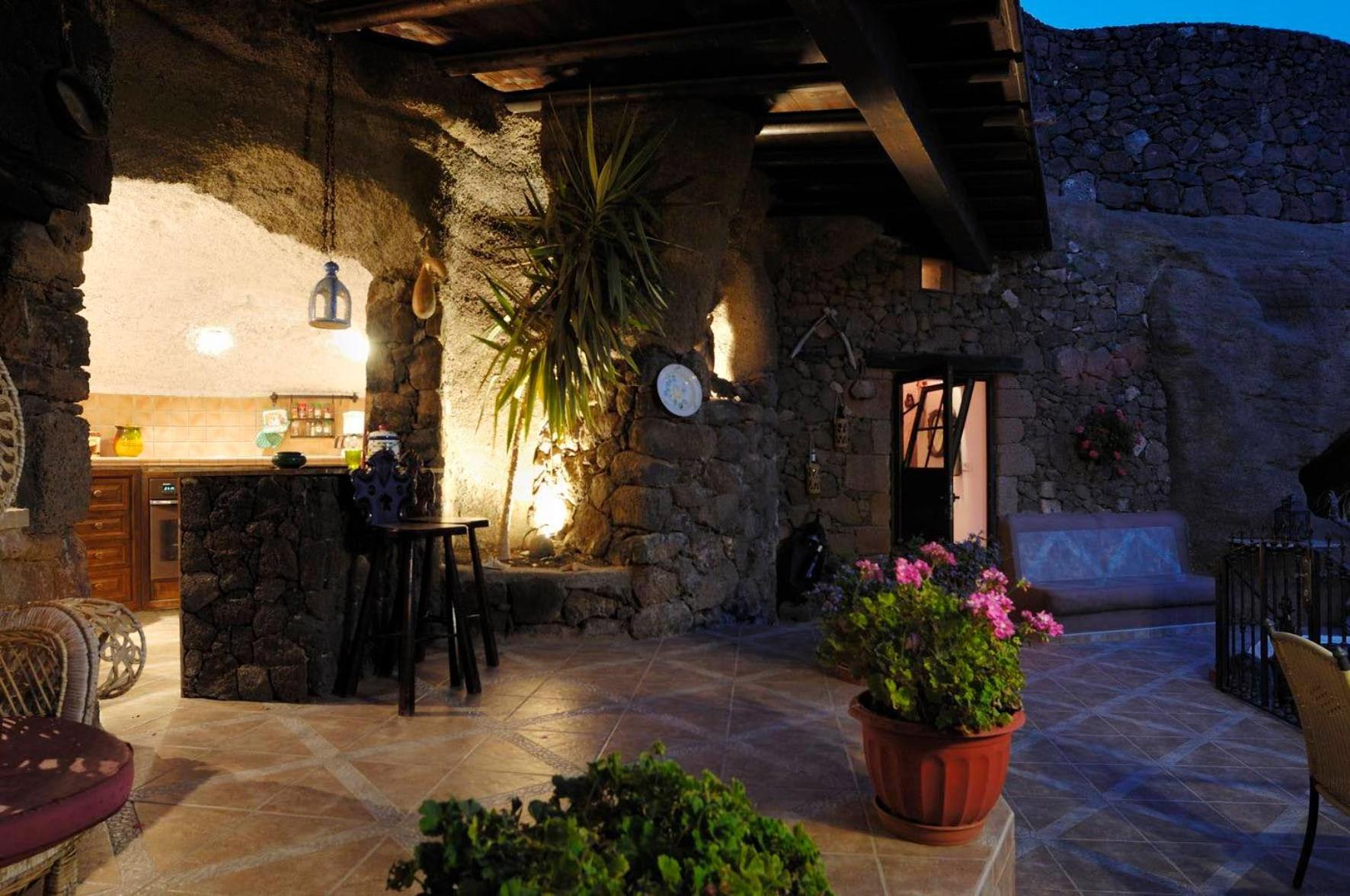 Castillo Lanzarote Villa Sophie - Luxury Villa -Sleep In A Volcanic Cave With Heated Pool Тіас Екстер'єр фото