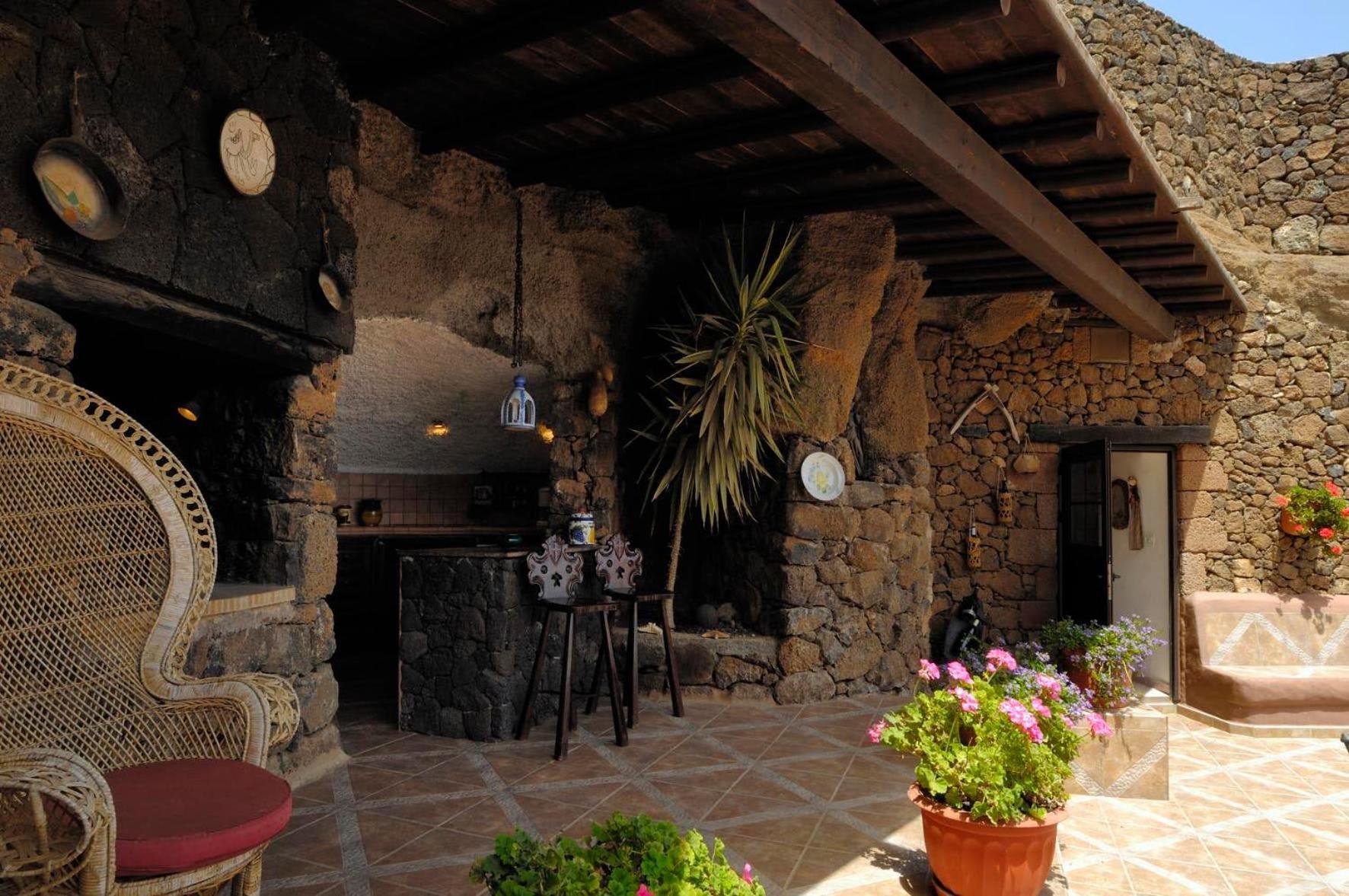 Castillo Lanzarote Villa Sophie - Luxury Villa -Sleep In A Volcanic Cave With Heated Pool Тіас Екстер'єр фото
