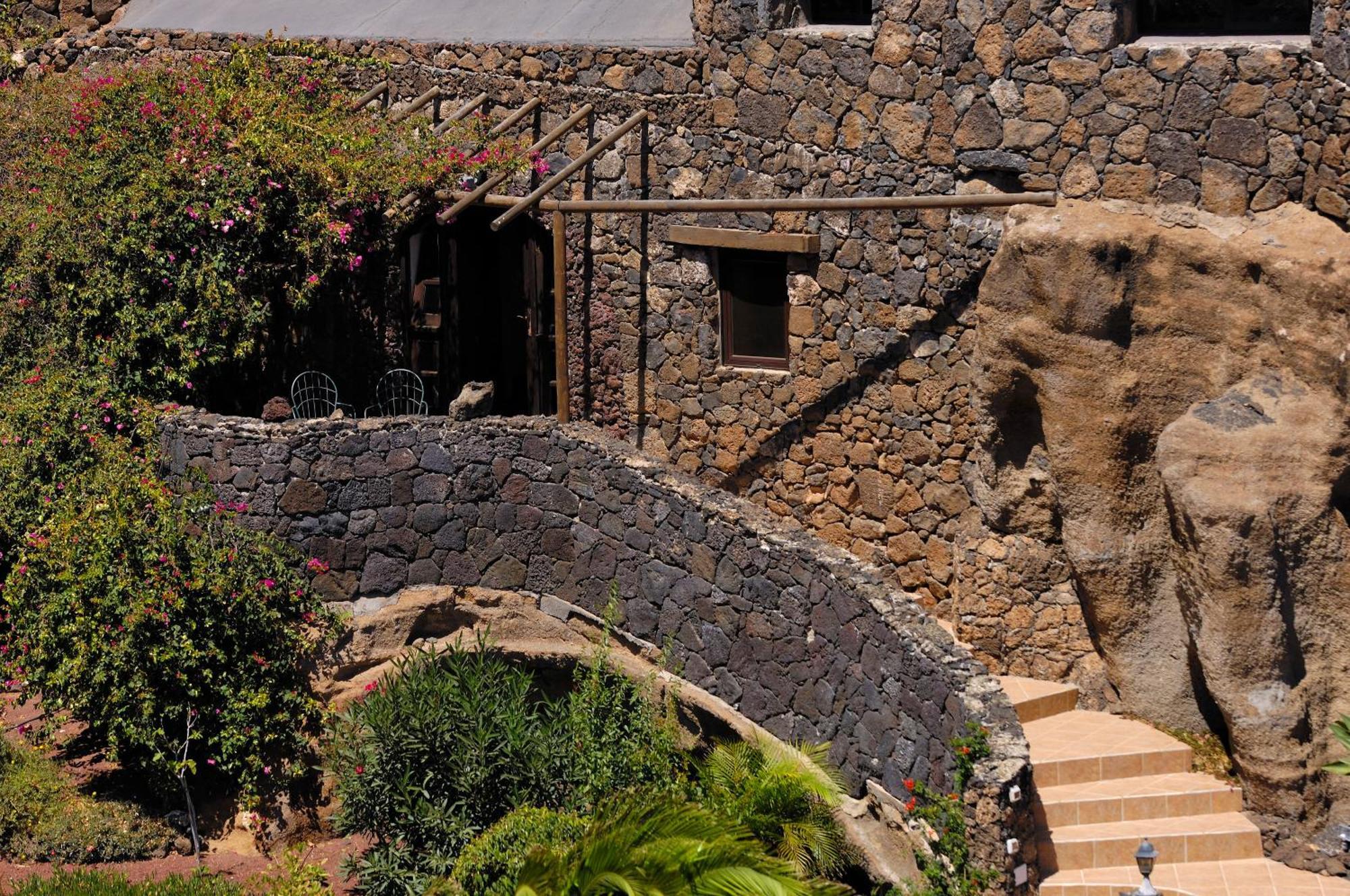 Castillo Lanzarote Villa Sophie - Luxury Villa -Sleep In A Volcanic Cave With Heated Pool Тіас Екстер'єр фото