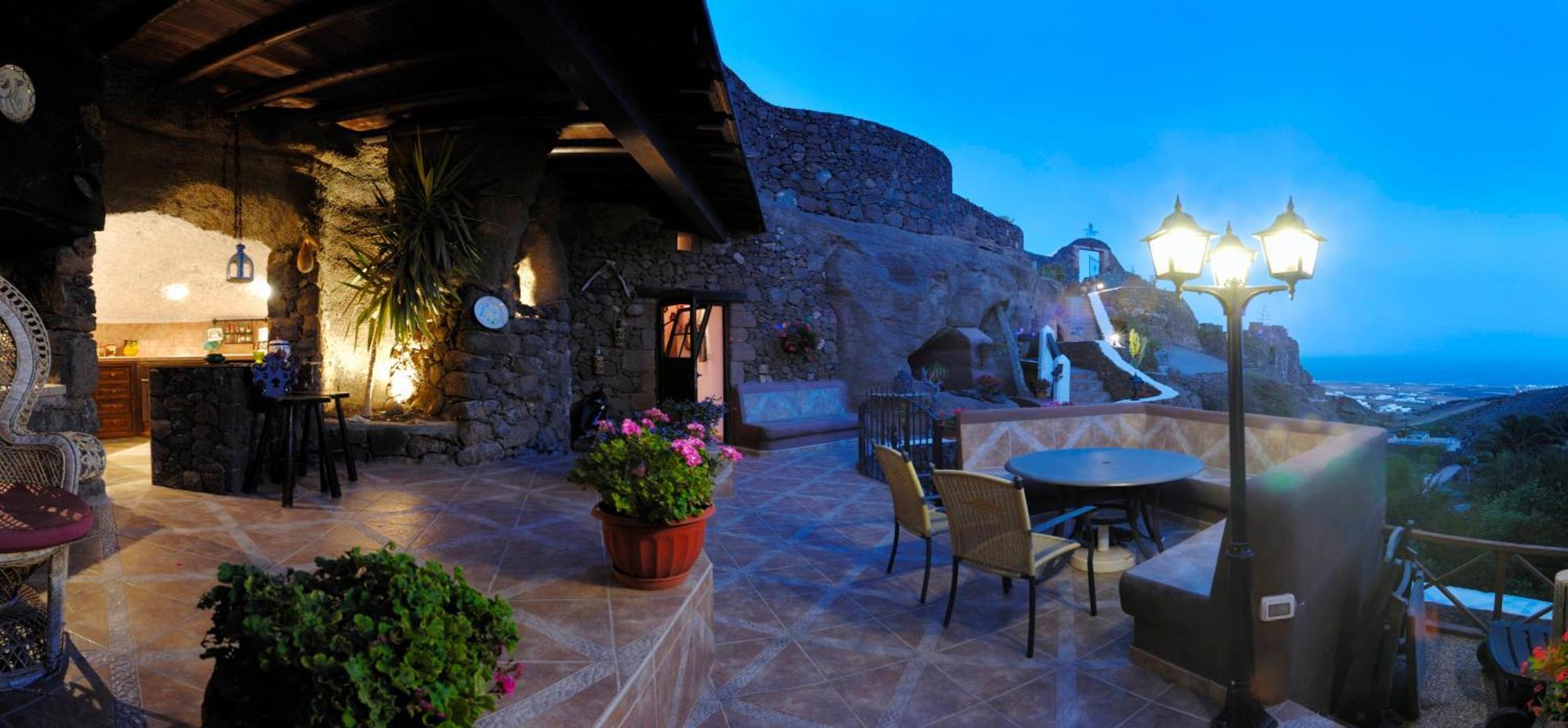 Castillo Lanzarote Villa Sophie - Luxury Villa -Sleep In A Volcanic Cave With Heated Pool Тіас Екстер'єр фото