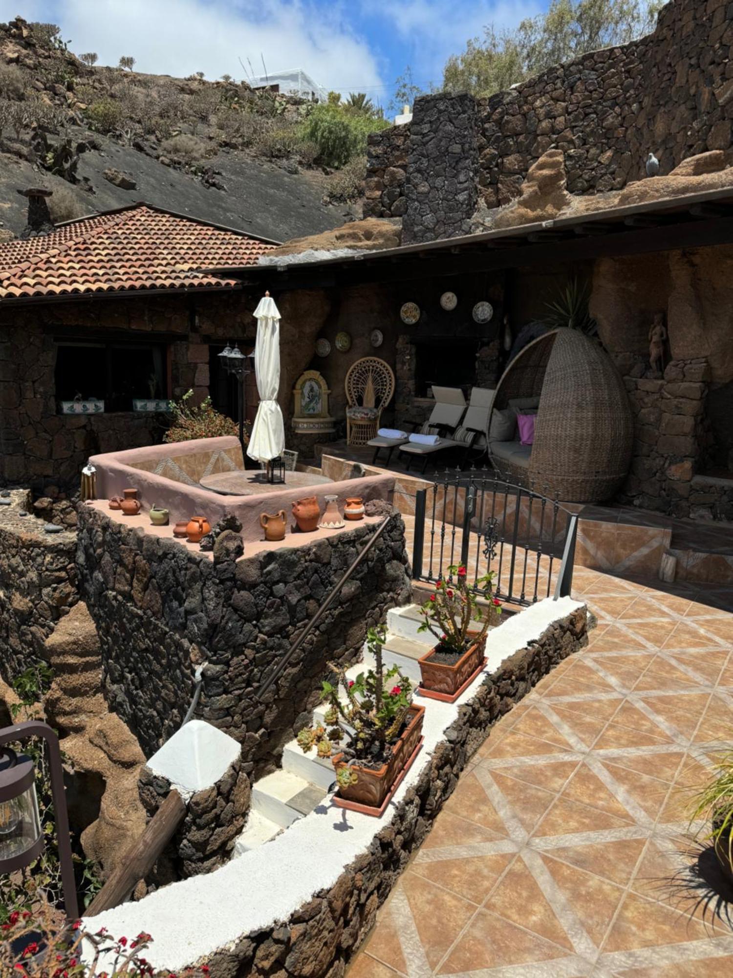 Castillo Lanzarote Villa Sophie - Luxury Villa -Sleep In A Volcanic Cave With Heated Pool Тіас Екстер'єр фото